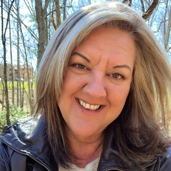 Hello! I'm Marianne. Welcome to my closet! - Picture 2 of 7